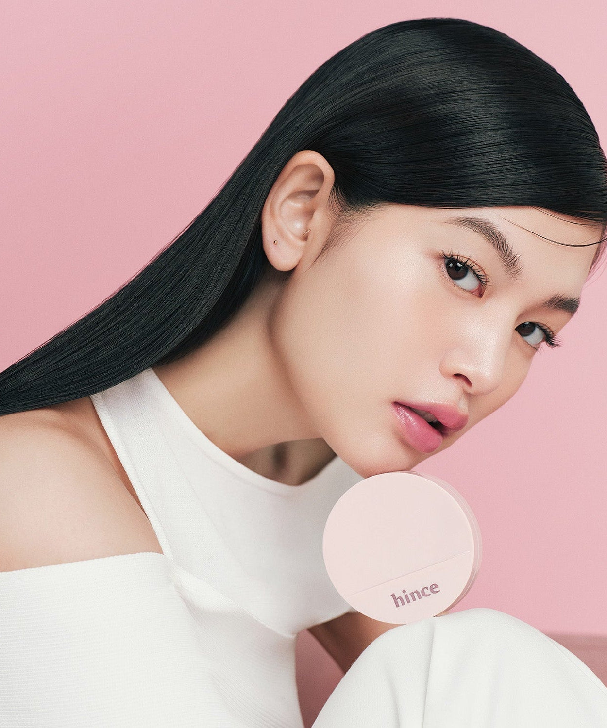 HINCE Cover Master Pink Cushion showcased by a model with flawless skin, enhancing beauty with its smooth coverage.
