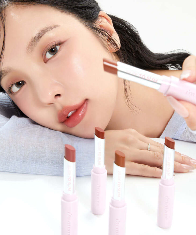 Model showcasing IM MEME Slim to Slim Hyaluronic Gloss Fit Lipstick in various shades.