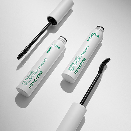 Open INNISFREE Simple Label Mascara 7.5g tubes with wands on a white background