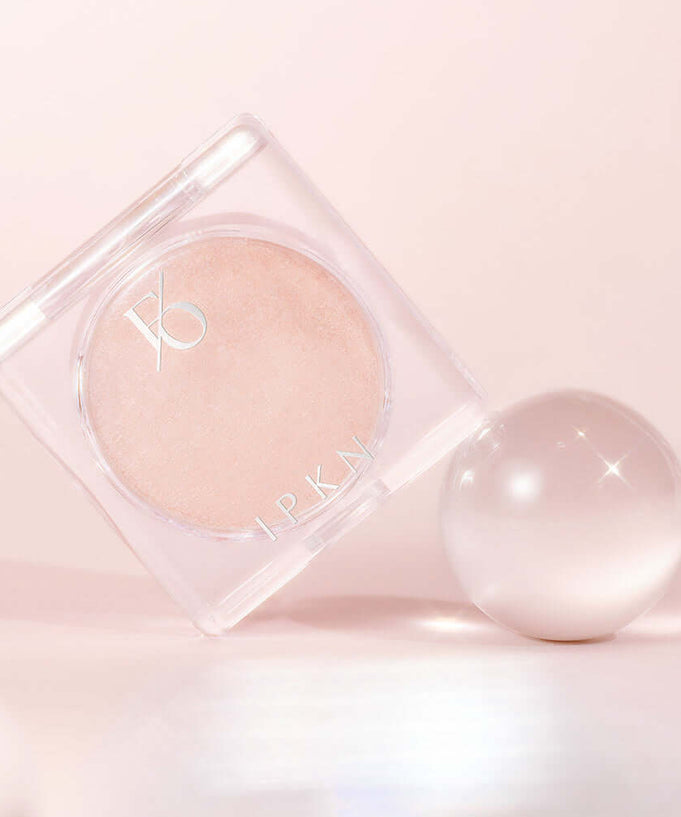 IPKN Flap One Single Highlighter (Peach Lace) 2.9g in transparent compact with peach shade on pastel background.