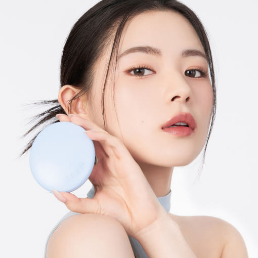 IPKN Tonewear Primer Pact 7.5g displayed next to model's face, showcasing compact design and smooth finish.