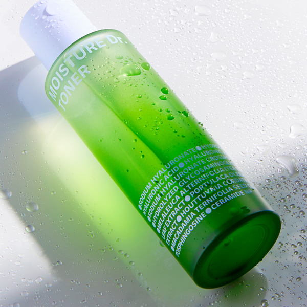 ISOI Moisture Doctor Toner 130ml bottle with green packaging on a wet surface, emphasizing hydration and skincare benefits.