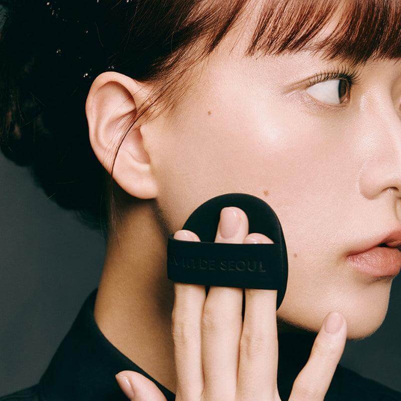 Applying JAVIN DE SEOUL Wink Cushion Glow 16g for a radiant complexion