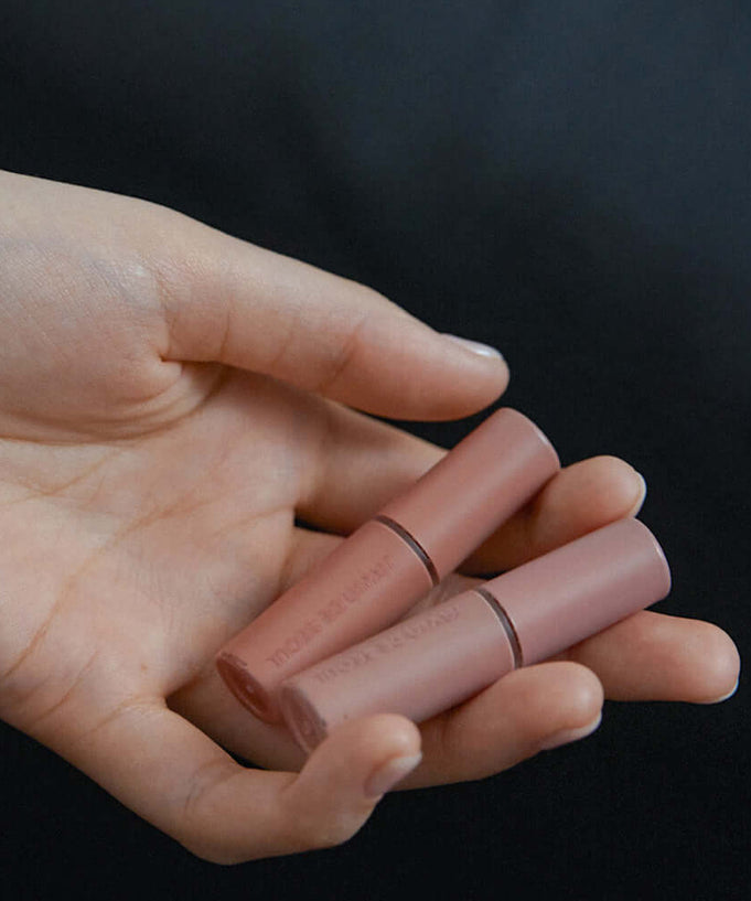 Hand holding JAVIN DE SEOUL Wink Eye Shade Primer Discovery Pocket.