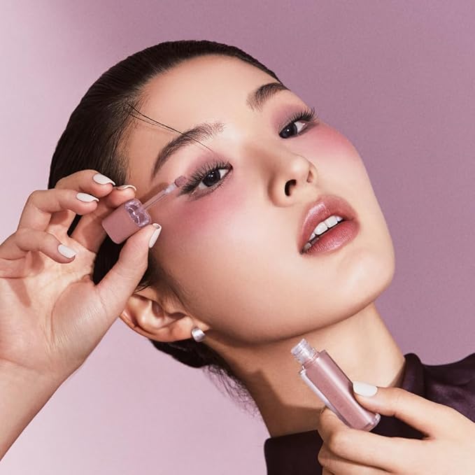 Model applying JAVIN DE SEOUL Wink Eye Shimmer Light for a radiant and vibrant eye makeup look.