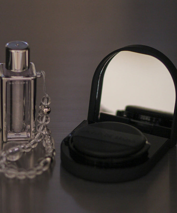 JAVIN DE SEOUL Wink Cushion Glow 16g with a compact mirror on display.