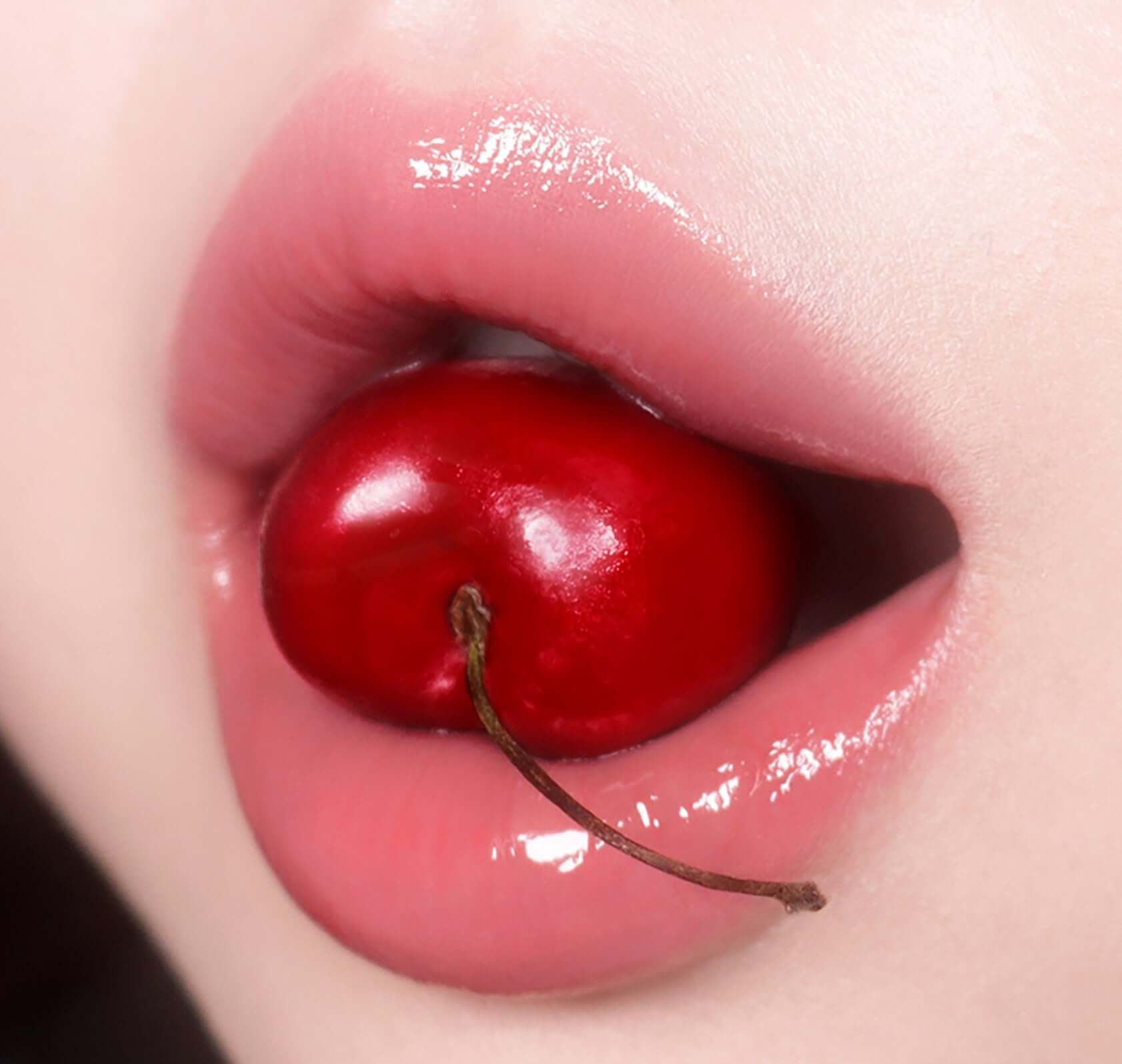 Shiny lips with cherry using KEEP IN TOUCH Chili Jelly Lip Plumper