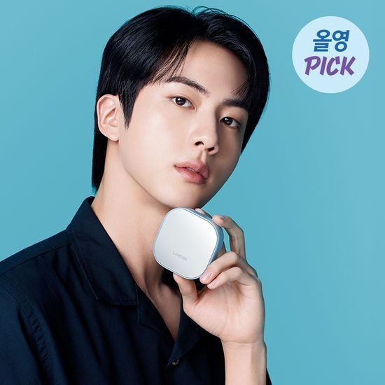 Person holding LANEIGE Neo Cushion Mewy 15g [Limited Edition] against a blue background.