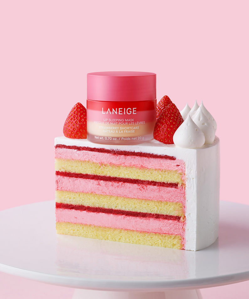 LANEIGE Lip Sleeping Mask EX Strawberry Shortcake 20g displayed on a slice of strawberry cake with a pink background.