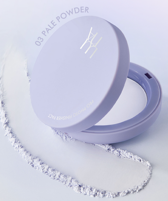 LUNA Pro Photo Finisher Blur Powder Pact 4 Colors in purple compact, shade 03 Pale Powder, showcased with powder trail.