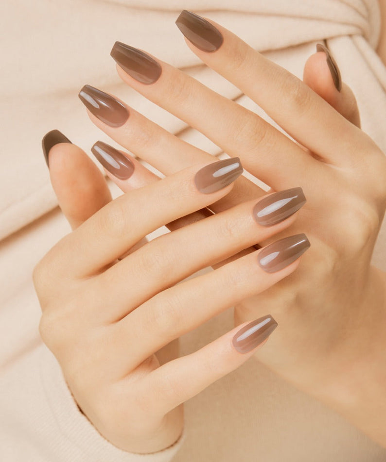 DASHING DIVA MAGIC PRESS Cinnamon Brown - Coffin nails on hands, showcasing elegant manicure style.