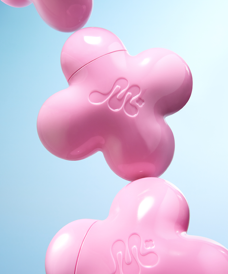 Pink cloud-shaped design of MAMONDE NEW Floraglow Rose Tinted Sun Serum 35ml against a blue background