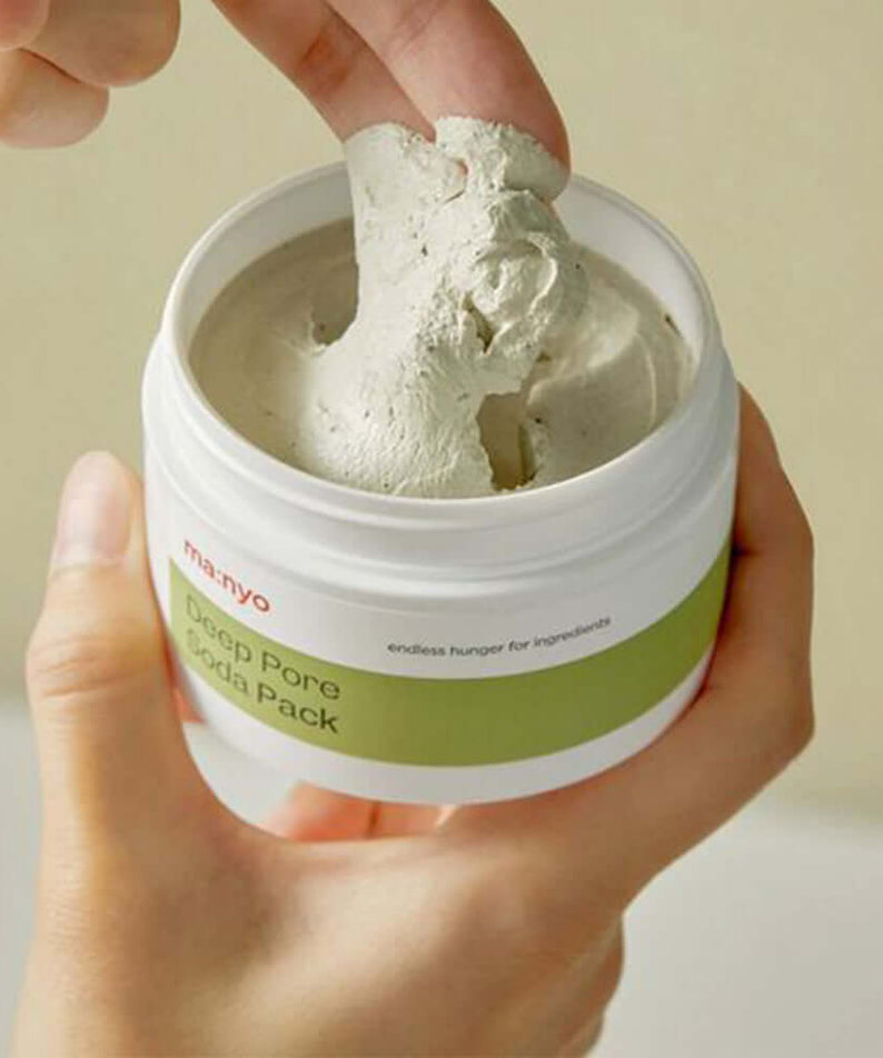 Hand applying MANYO Deep Pore Soda Pack 110ml for deep cleansing and skincare.