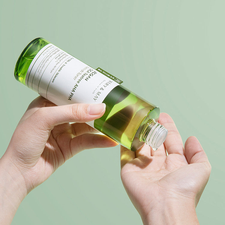 Person pouring MARY & MAY Vegan CICA Teatree AHA PHA Blemish Toner 200ml onto hand