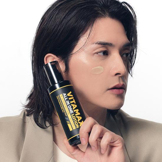 MIP All-in-One Lotion 200ml + Refill 150ml Special Set - Gentleman Korea model applying lotion, black bottle packaging