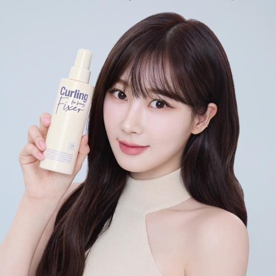 Person holding MISE EN SCENE Curling Matte Volume Hair Fixer 200Ml bottle, showcasing hair styling product