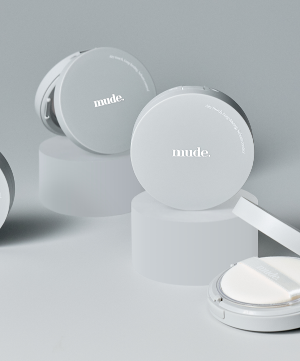 MUDE Settingn Powder Patch on display, featuring compact design with pad included for flawless application.