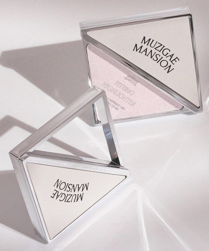 MUZIGAE MANSION Fitting Highlighter in triangular packaging on a reflective surface.