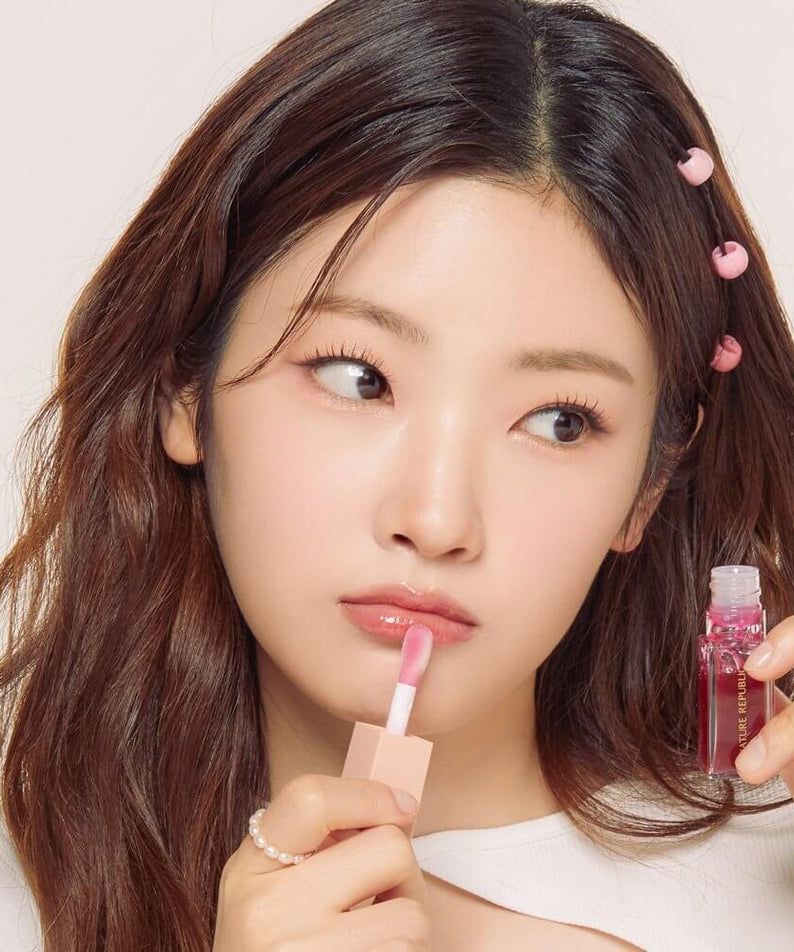 Model applying NATURE REPUBLIC Glaze Shine Lip Oil for a glossy finish