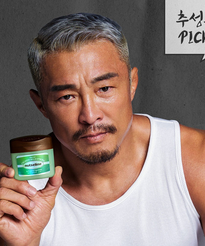Man holding NUTSELINE Cica Nut Calming Balm Strong 50ml with recommendation text in Korean.
