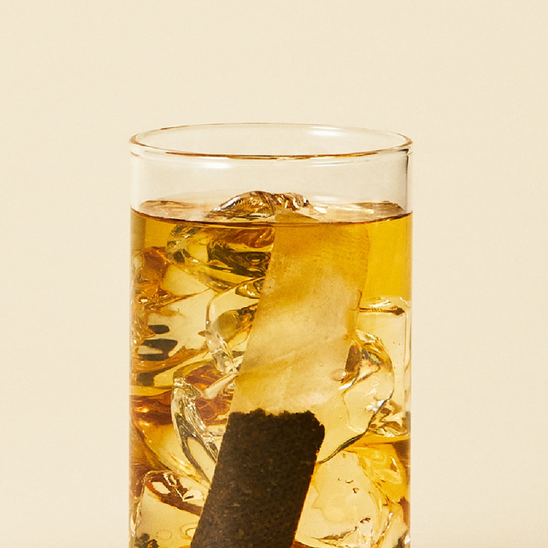 Glass of OSULLOC Moonlight Honey Pear Cold Brew Tea 20 P with ice cubes floating, highlighting refreshing summer beverage.