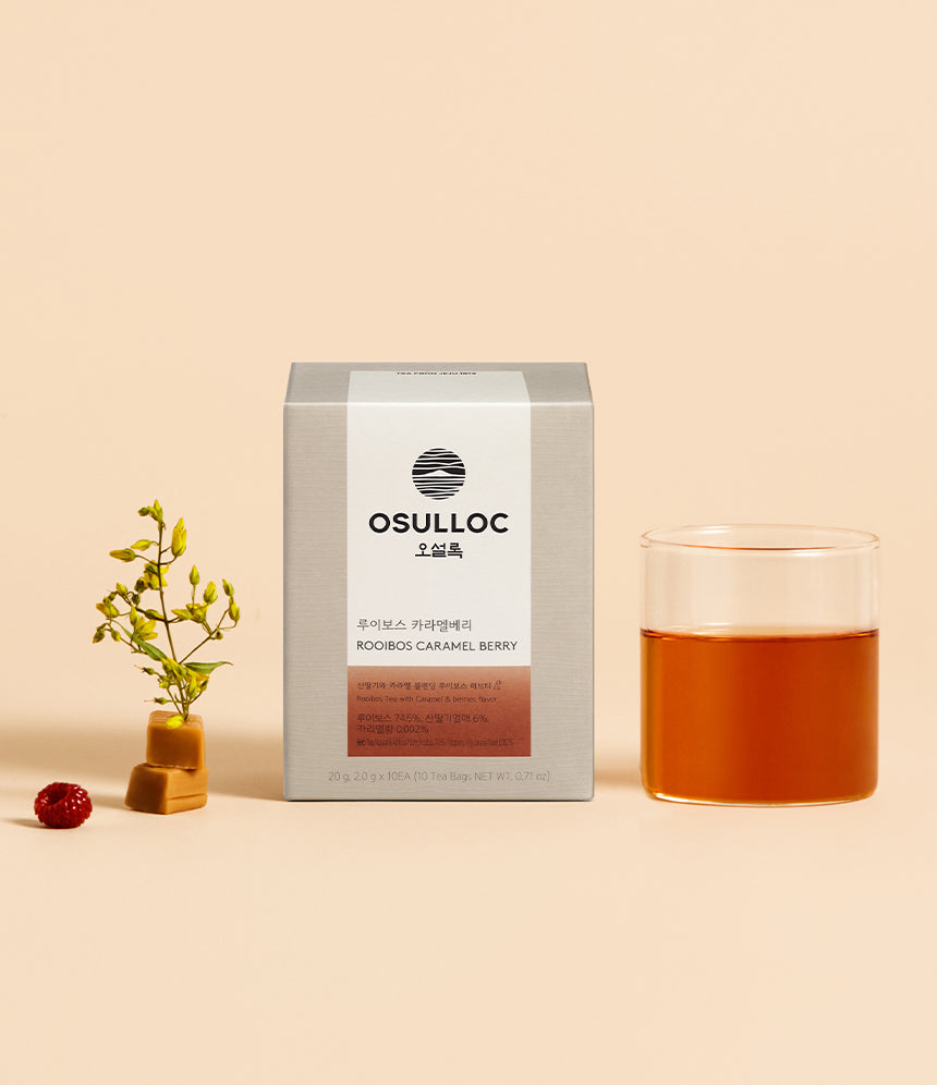 OSULLOC Rooibos Caramel Berry Tea 10p with glass of tea and caramel berry decoration.
