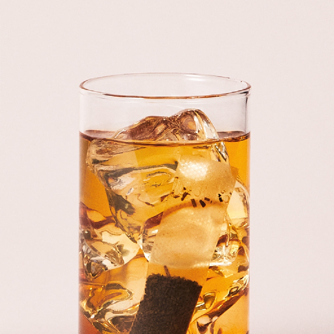 Glass of OSULLOC Sunset Peach Cold Brew Tea 20 P with ice, showcasing refreshing peach tea flavor.