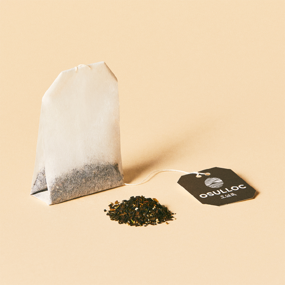 OSULLOC Vanilla Honey Black Tea 20 P teabag with loose leaves on beige background