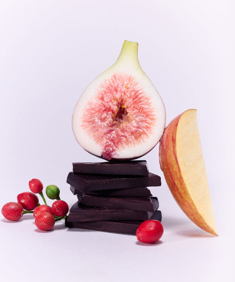 OSULLOC Fig Apple Black Tea 10 P ingredients including figs, apple slices, chocolate, and berries displayed against a white background.