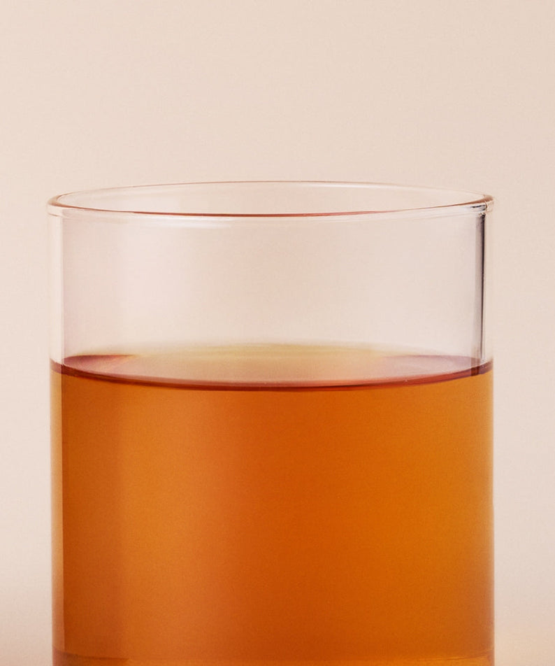 Glass of OSULLOC Fig Chocolate Black Tea 20 P showing rich amber color