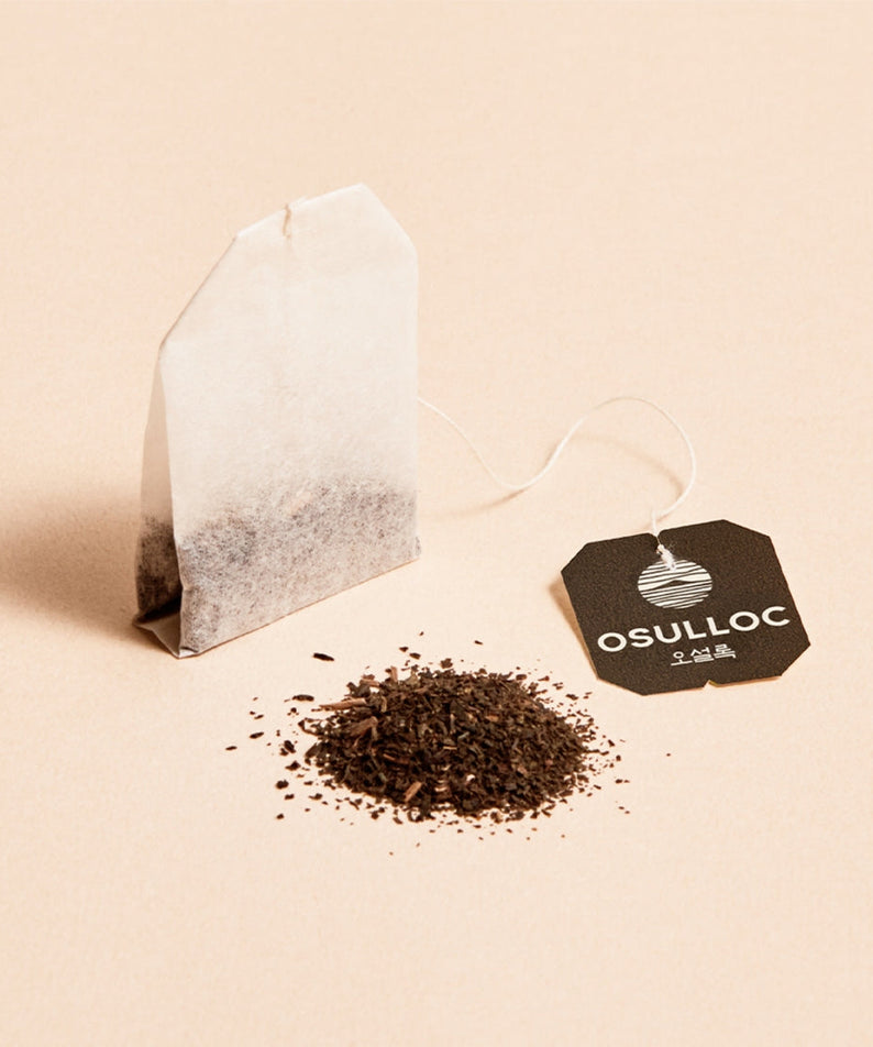 OSULLOC Jeju Volcanic Oolong Tea 20 P teabag with loose tea and branded tag on beige background