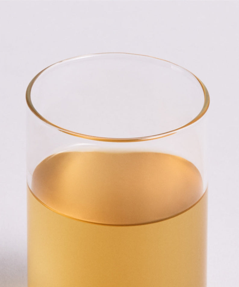 Glass of OSULLOC Peach Black Tea 20 packs with golden hue, highlighting refreshing peach flavor.