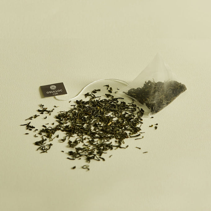 OSULLOC Sejack Green Tea 20 P loose leaves and tea bag on a table