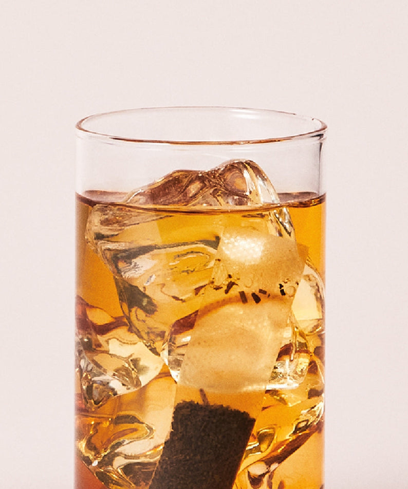 Glass of OSULLOC Sunset Peach Cold Brew Tea 20 P with ice, showcasing refreshing peach tea flavor.