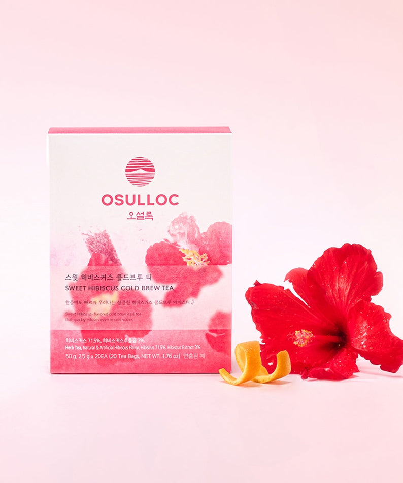 Box of OSULLOC Sweet Hibiscus Cold Brew Tea 20 P with red hibiscus flower on a pink background