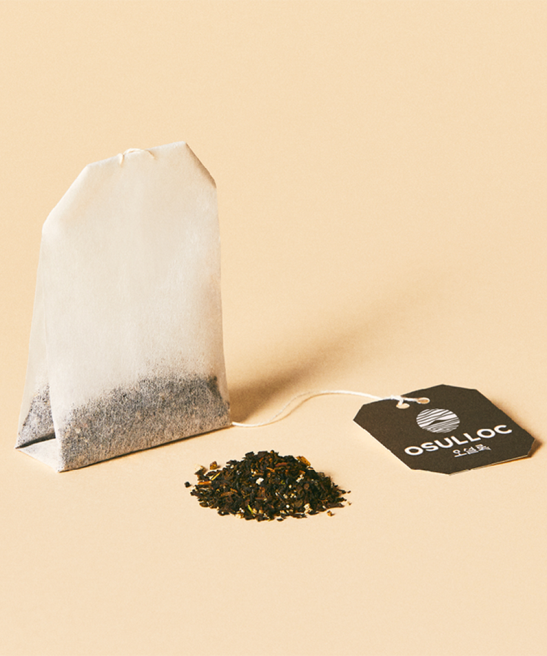 OSULLOC Vanilla Honey Black Tea 20 P teabag with loose leaves on beige background