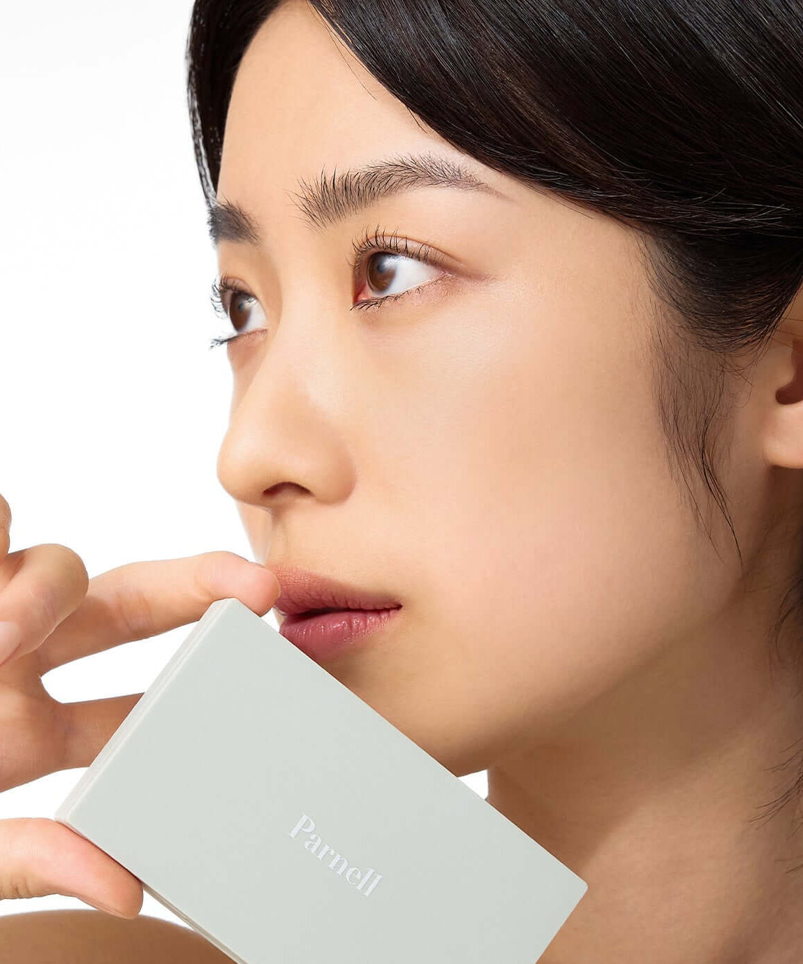 Woman holding PARNELL Cicamanu Matte Spondation 9g close-up