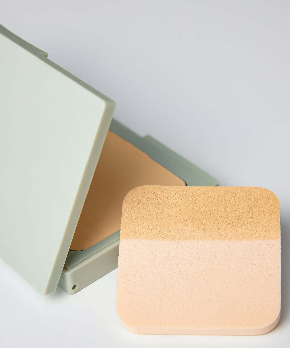 PARNELL Cicamanu Matte Spondation 9g compact with applicator, showcasing neutral shades for flawless matte finish makeup.