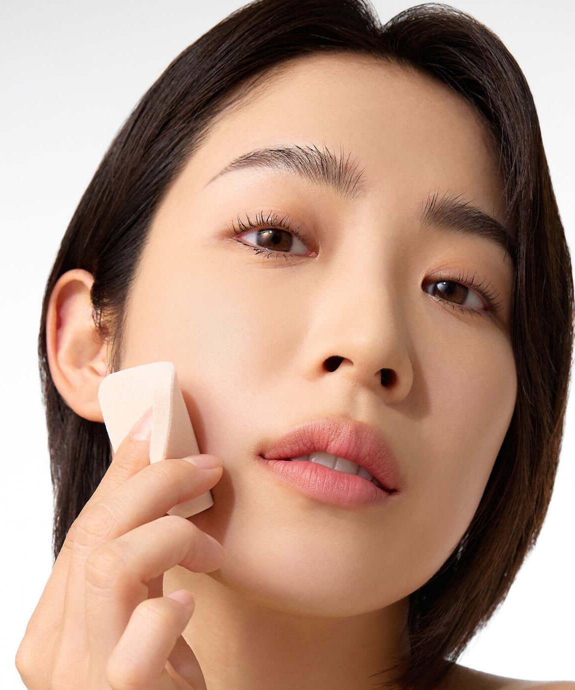 Woman applying PARNELL Cicamanu Matte Spondation 9g for a smooth finish