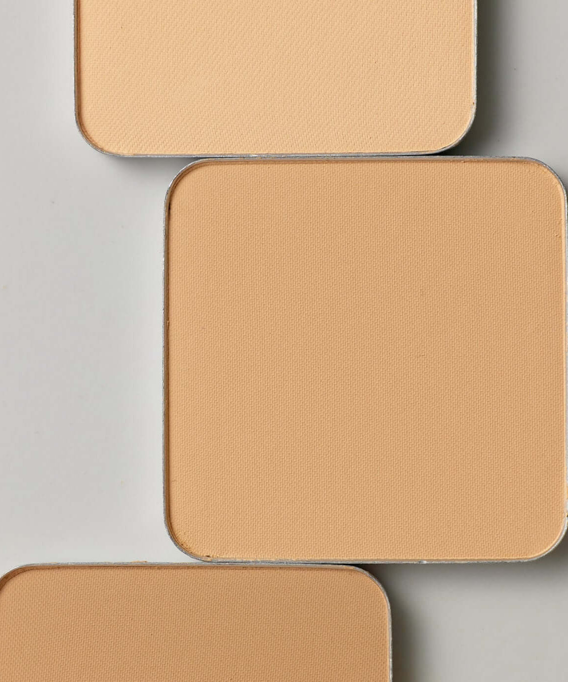 PARNELL Cicamanu Matte Spondation 9g compact powder in shades of beige for a flawless finish
