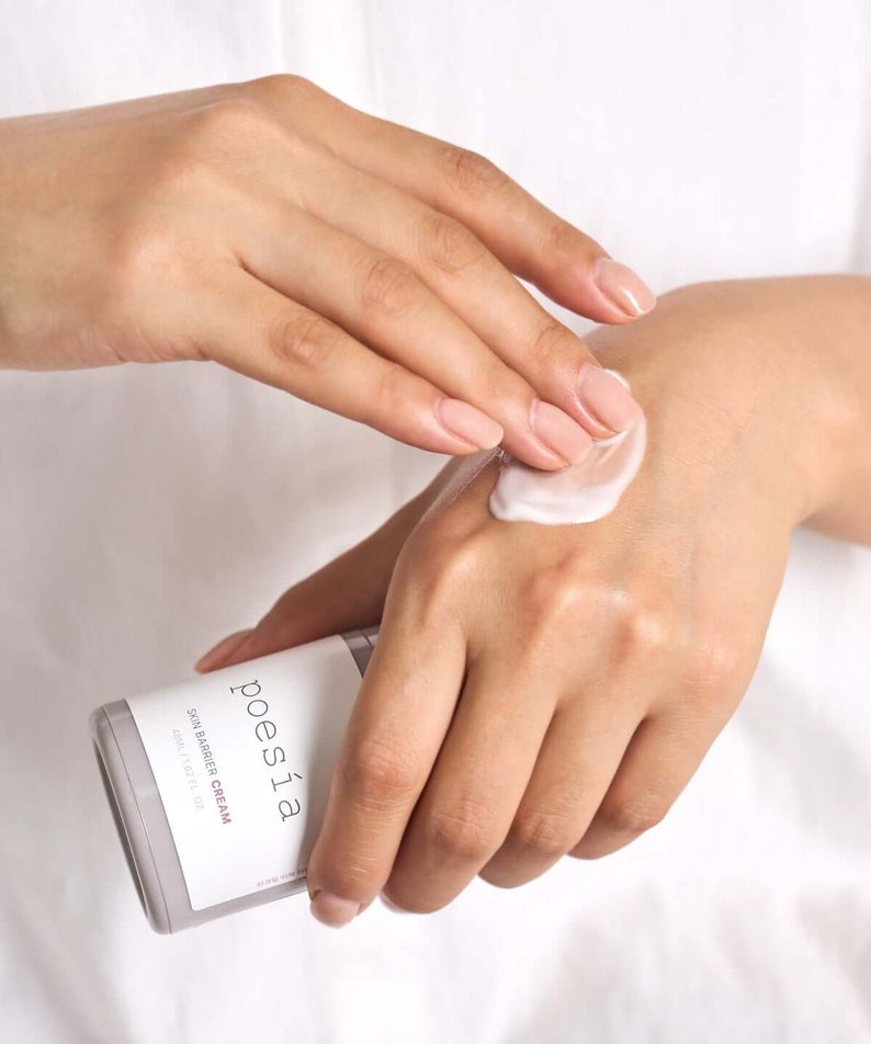 Application of POESÃA Ceramide 3 Liposome Intensive Skin Barrier Cream 48ml on hand.