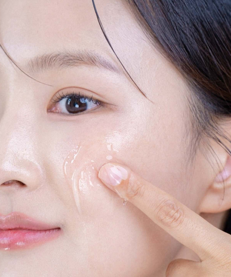 Applying POESÃA Hydro Hyaluronic Deep Moisturizing Ampoule Serum 48ml on skin for hydration