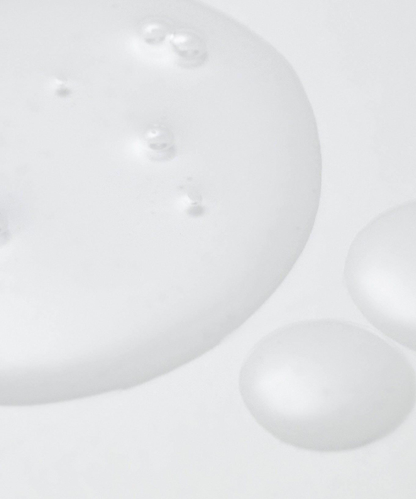 Texture of PURITO Wonder Relief Centella Toner Unscented 200ml featuring drops showcasing its unscented formula.