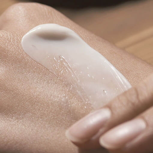 Applying PYUNKANG YUL Black Tea Enriched Cream 60ml on hand for moisturizing effect.