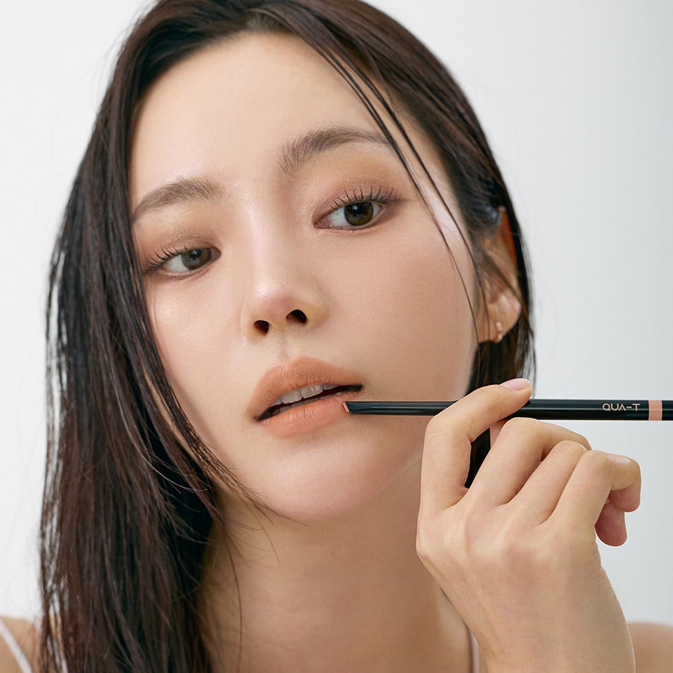 Model applying QUA-T NEW My Mood Lip Liner for perfect contouring