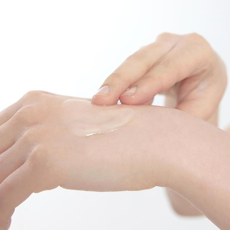 Applying RETURNITY Yumu Pore Ampoule 40ml on skin