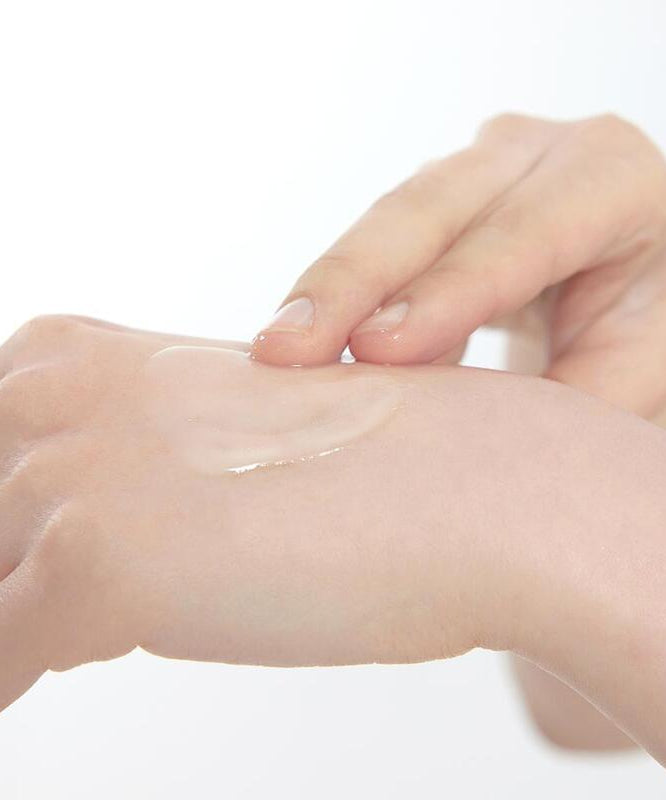 Applying RETURNITY Yumu Pore Ampoule 40ml on skin