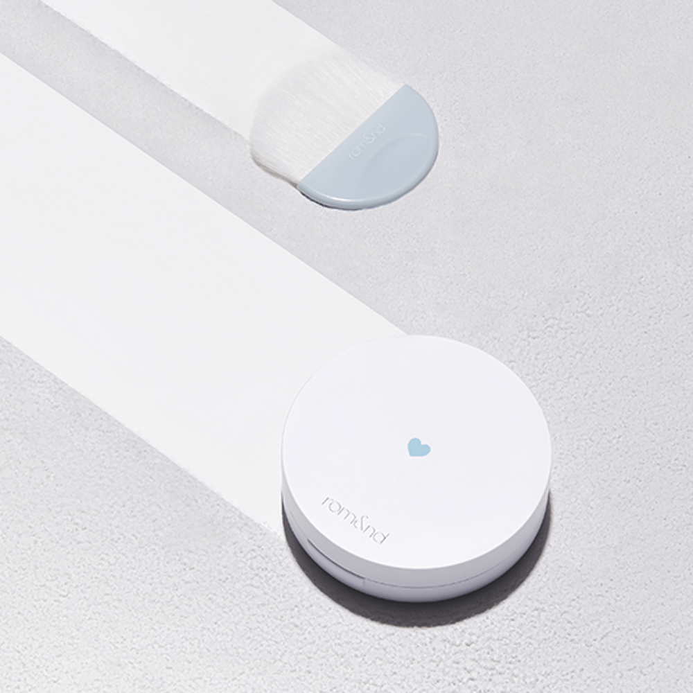 ROMAND Better Than Finish compact and brush on a textured surface