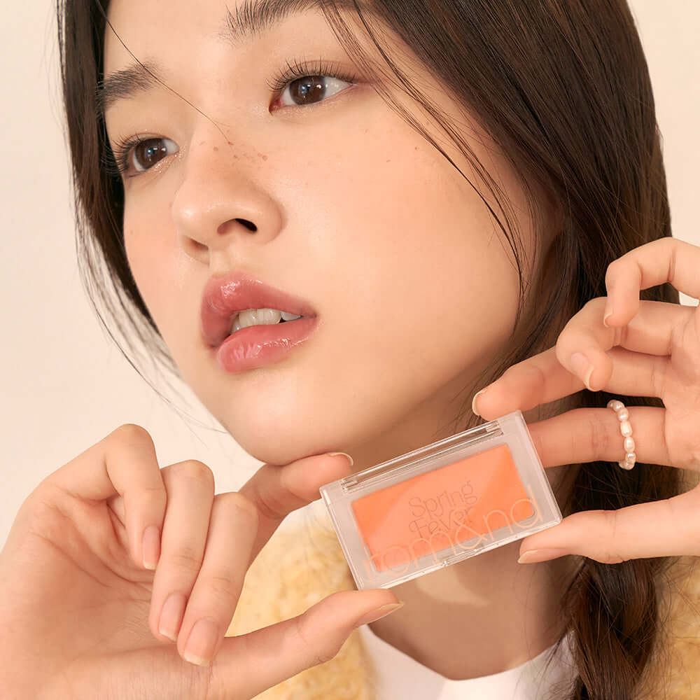 Woman holding ROMAND better than cheek #springfever blush compact