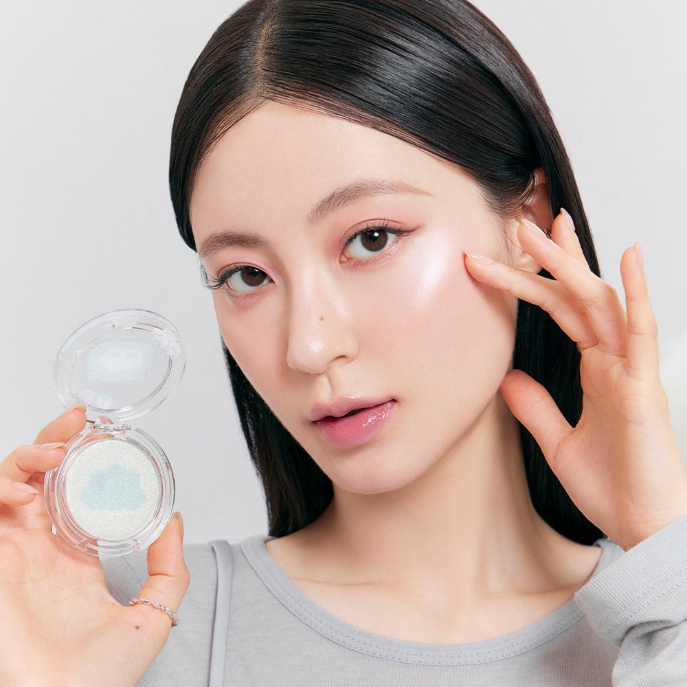 Model applying ROMAND x Joanne Friends Dual Jelly Highlighter to achieve a radiant glow. Close-up beauty product demonstration.